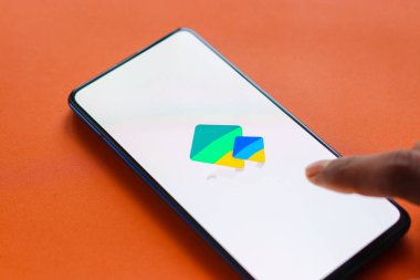 Assam, Hindistan - 31 Ocak 2021: Google aile logosu telefon ekranı görüntüsü üzerinde.