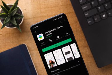 Assam, Hindistan - 31 Ocak 2021: Google aile logosu telefon ekranı görüntüsü üzerinde.