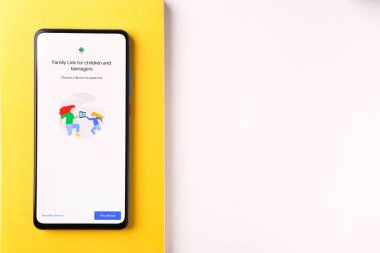 Assam, Hindistan - 31 Ocak 2021: Google aile logosu telefon ekranı görüntüsü üzerinde.
