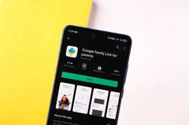 Assam, Hindistan - 31 Ocak 2021: Google aile logosu telefon ekranı görüntüsü üzerinde.