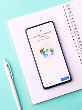 Assam, Hindistan - 31 Ocak 2021: Google aile logosu telefon ekranı görüntüsü üzerinde.
