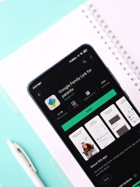 Assam, Hindistan - 31 Ocak 2021: Google aile logosu telefon ekranı görüntüsü üzerinde.