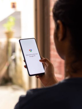 Assam, Hindistan - 22 Ağustos 2020: Google telefon ekranı görüntüsüne uygun logo.