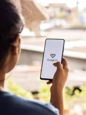 Assam, Hindistan - 22 Ağustos 2020: Google telefon ekranı görüntüsüne uygun logo.