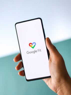 Assam, Hindistan - 22 Ağustos 2020: Google telefon ekranı görüntüsüne uygun logo.