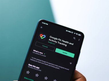 Assam, Hindistan - 22 Ağustos 2020: Google telefon ekranı görüntüsüne uygun logo.