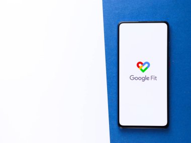 Assam, Hindistan - 22 Ağustos 2020: Google telefon ekranı görüntüsüne uygun logo.