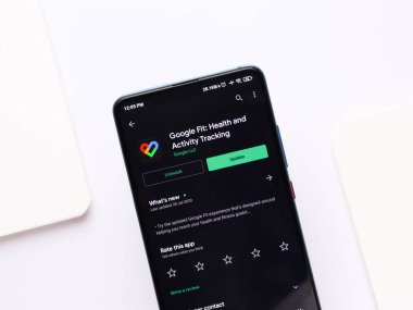 Assam, Hindistan - 22 Ağustos 2020: Google telefon ekranı görüntüsüne uygun logo.