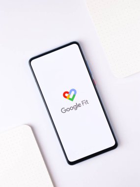 Assam, Hindistan - 22 Ağustos 2020: Google telefon ekranı görüntüsüne uygun logo.