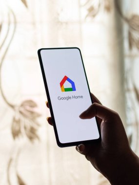 Assam, Hindistan - 27 Ağustos 2020: Google ev logosu telefon ekranı görüntüsü.