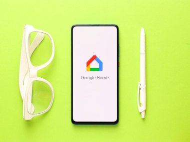 Assam, Hindistan - 27 Ağustos 2020: Google ev logosu telefon ekranı görüntüsü.