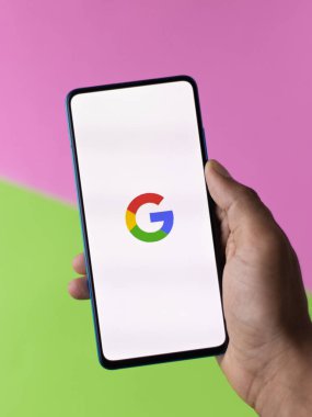 Batı Bangal, Hindistan - 28 Eylül 2021: Telefon ekranında Google logosu.
