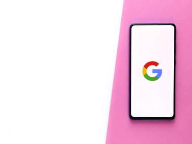 Batı Bangal, Hindistan - 28 Eylül 2021: Telefon ekranında Google logosu.