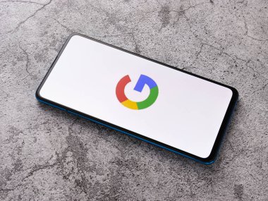Batı Bangal, Hindistan - 28 Eylül 2021: Telefon ekranında Google logosu.