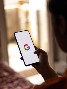 Batı Bangal, Hindistan - 28 Eylül 2021: Telefon ekranında Google logosu.