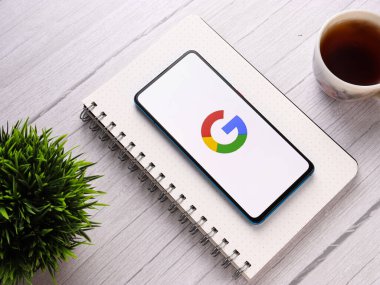 Batı Bangal, Hindistan - 28 Eylül 2021: Telefon ekranında Google logosu.