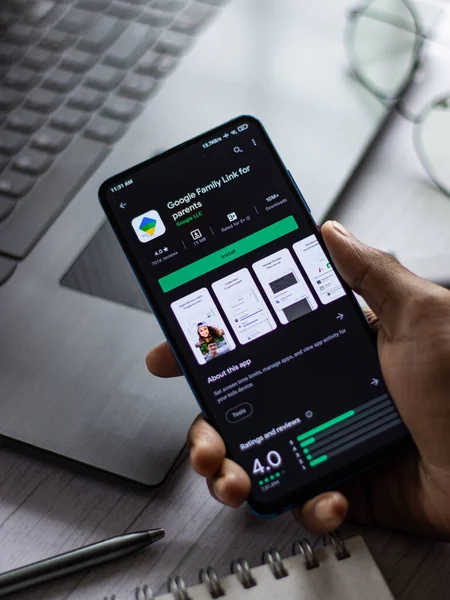 Assam, Hindistan - 31 Ocak 2021: Google aile logosu telefon ekranı görüntüsü üzerinde.