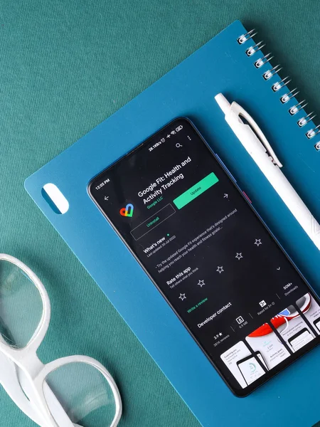 Assam, Hindistan - 22 Ağustos 2020: Google telefon ekranı görüntüsüne uygun logo.