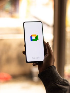 Assam, Hindistan - 31 Ocak 2021: Google toplantı logosu telefon ekranı görüntüsü.