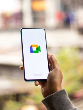 Assam, Hindistan - 31 Ocak 2021: Google toplantı logosu telefon ekranı görüntüsü.