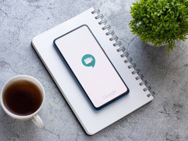 Assam, Hindistan - 31 Ocak 2021: Google toplantı logosu telefon ekranı görüntüsü.