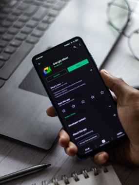 Assam, Hindistan - 31 Ocak 2021: Google toplantı logosu telefon ekranı görüntüsü.