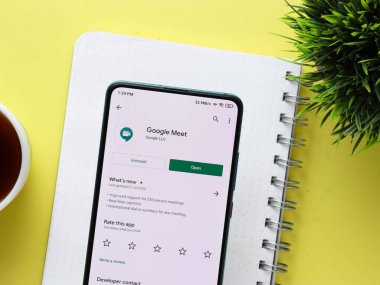Assam, Hindistan - 31 Ocak 2021: Google toplantı logosu telefon ekranı görüntüsü.