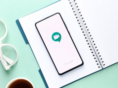 Assam, Hindistan - 31 Ocak 2021: Google toplantı logosu telefon ekranı görüntüsü.