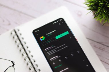 Assam, Hindistan - 31 Ocak 2021: Google toplantı logosu telefon ekranı görüntüsü.