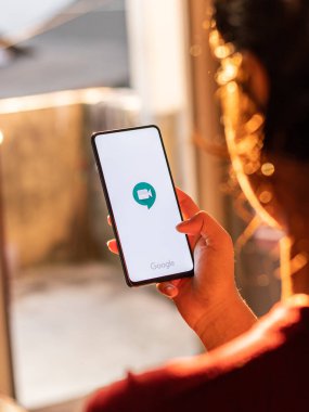 Assam, Hindistan - 31 Ocak 2021: Google toplantı logosu telefon ekranı görüntüsü.