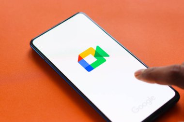 Assam, Hindistan - 31 Ocak 2021: Google toplantı logosu telefon ekranı görüntüsü.