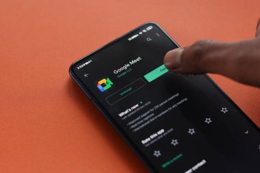 Assam, Hindistan - 31 Ocak 2021: Google toplantı logosu telefon ekranı görüntüsü.