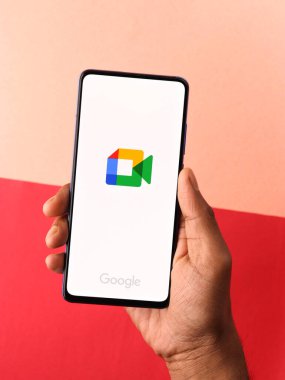 Assam, Hindistan - 31 Ocak 2021: Google toplantı logosu telefon ekranı görüntüsü.