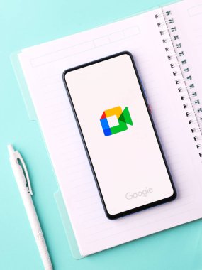Assam, Hindistan - 31 Ocak 2021: Google toplantı logosu telefon ekranı görüntüsü.
