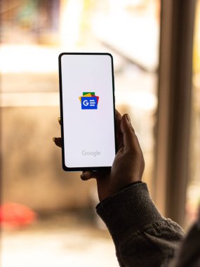 Assam, Hindistan - 31 Ocak 2021: Telefon ekranı görüntüsünde Google haber logosu.