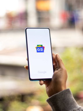 Assam, Hindistan - 31 Ocak 2021: Telefon ekranı görüntüsünde Google haber logosu.