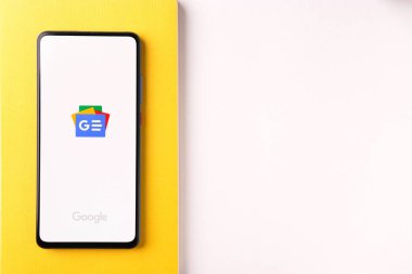 Assam, Hindistan - 31 Ocak 2021: Telefon ekranı görüntüsünde Google haber logosu.