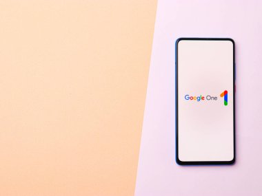Assam, Hindistan - 15 Ocak 2020: Google Telefon ekranındaki bir logo.