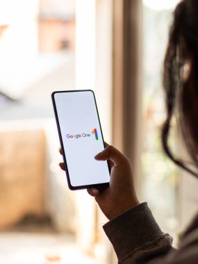 Assam, Hindistan - 15 Ocak 2020: Google Telefon ekranındaki bir logo.