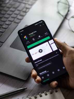 Assam, Hindistan - 15 Ocak 2020: Google Telefon ekranındaki bir logo.