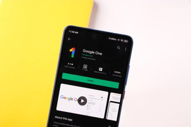Assam, Hindistan - 15 Ocak 2020: Google Telefon ekranındaki bir logo.