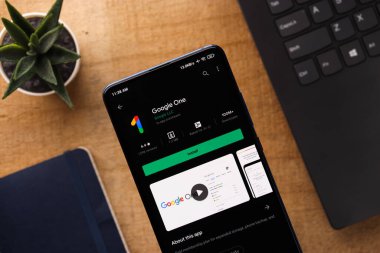 Assam, Hindistan - 15 Ocak 2020: Google Telefon ekranındaki bir logo.