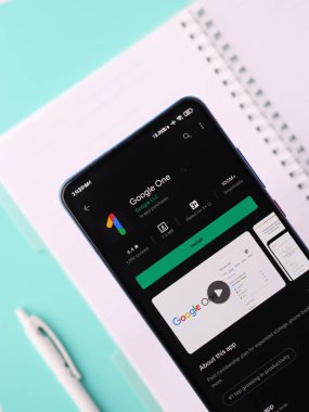 Assam, Hindistan - 15 Ocak 2020: Google Telefon ekranındaki bir logo.