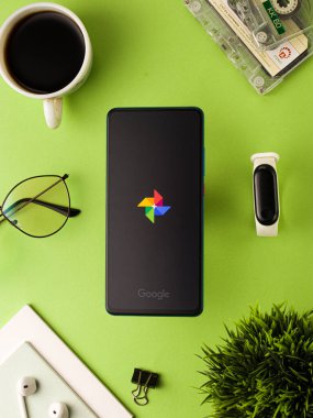 Batı Bangal, Hindistan - 28 Eylül 2021: Telefon ekranında Google Fotoğraflar logosu.