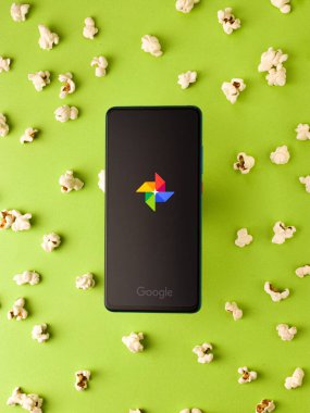 Batı Bangal, Hindistan - 28 Eylül 2021: Telefon ekranında Google Fotoğraflar logosu.