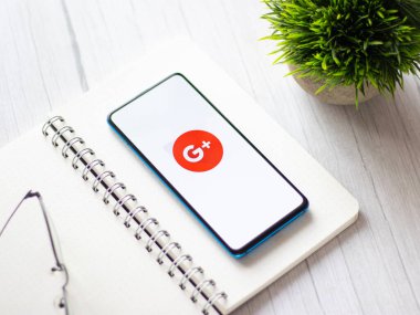 Assam, Hindistan - 10 Nisan 2021: Google artı telefon ekranı görüntüsü logosu.