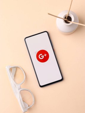 Assam, Hindistan - 10 Nisan 2021: Google artı telefon ekranı görüntüsü logosu.