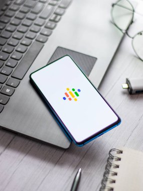 Assam, Hindistan - 31 Ocak 2021: Google Podcast logosu telefon ekranı görüntüsü.