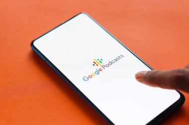 Assam, Hindistan - 31 Ocak 2021: Google Podcast logosu telefon ekranı görüntüsü.