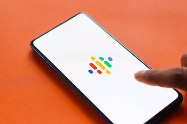 Assam, Hindistan - 31 Ocak 2021: Google Podcast logosu telefon ekranı görüntüsü.